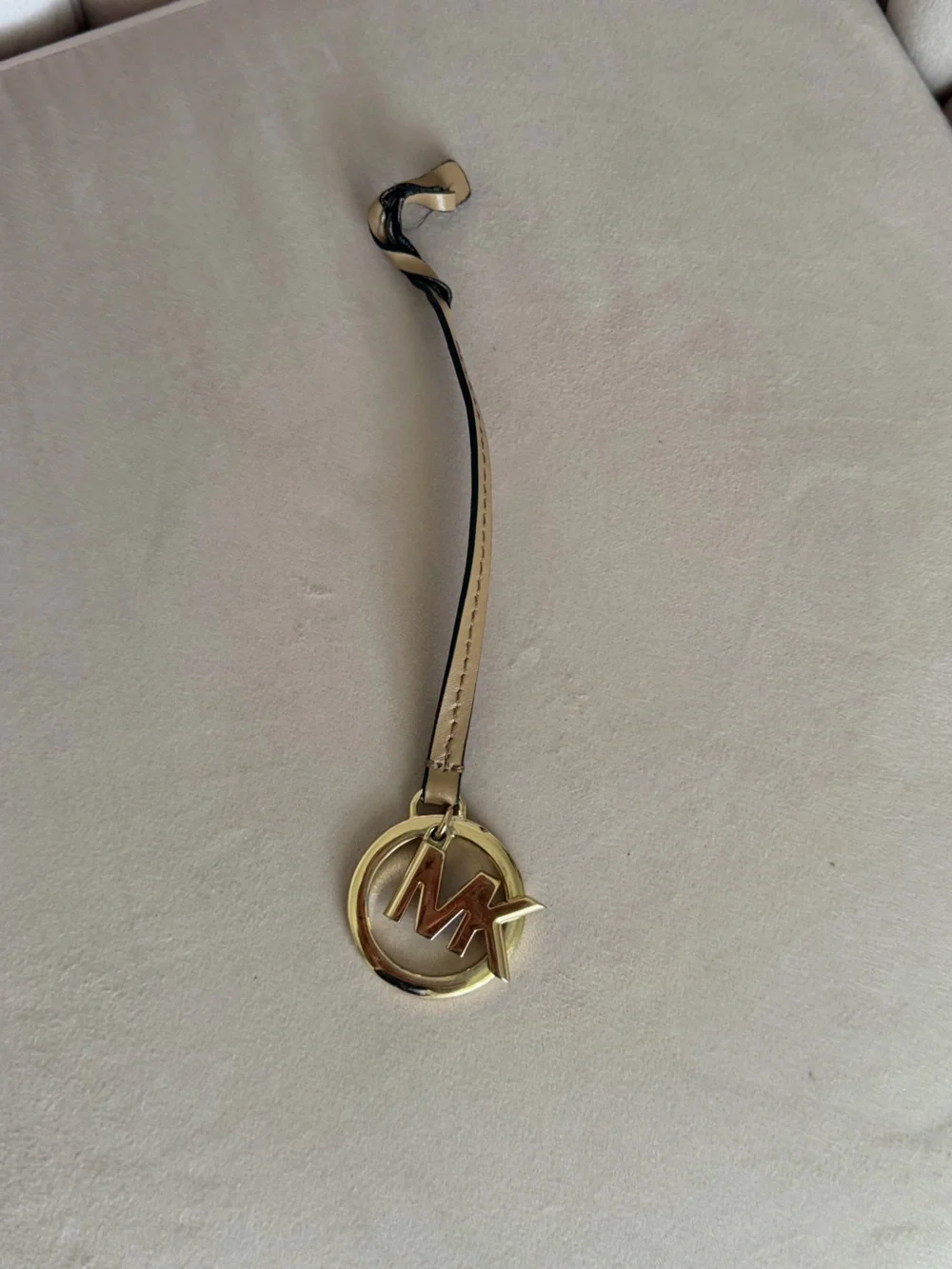 MICHAEL KORS Gold Pendant Charm and Beige Leather Long Strap